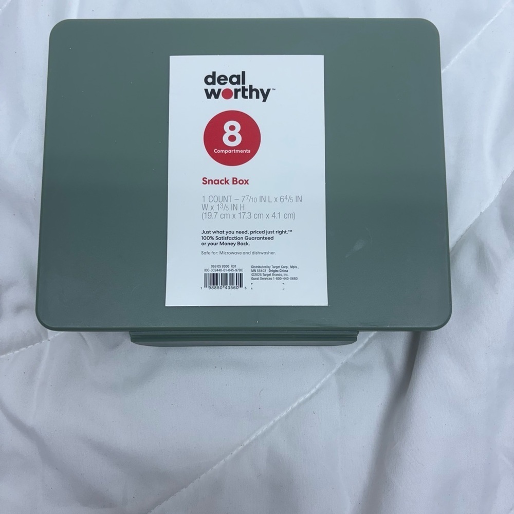 New Target DealWorthy Snack Box with 8 compartments green lunch or snack box